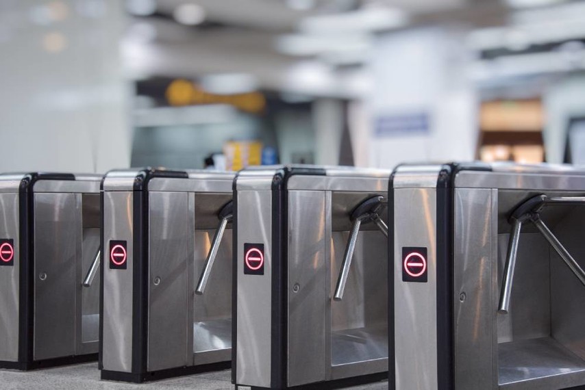 Barreras automaticas en estacion de tren